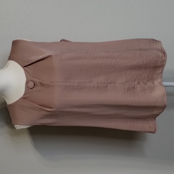 CABI One button Blouse sleeveless size medium maybe pink color satin - Picture 1 of 11
